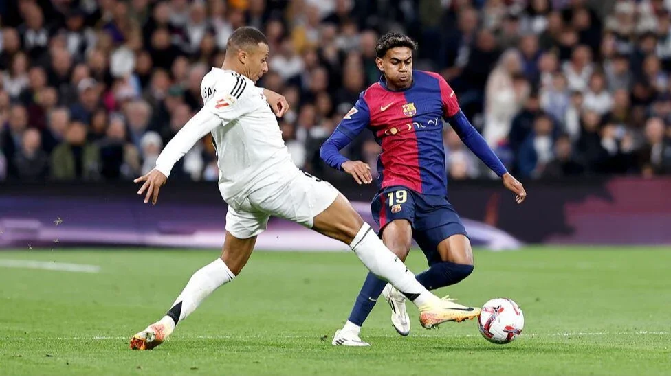 موعد مباراة ريال مدريد وبرشلونة اليوم في كلاسيكو الأرض