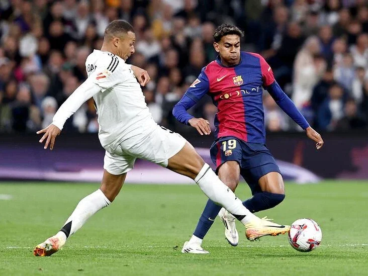موعد مباراة ريال مدريد وبرشلونة اليوم في كلاسيكو الأرض